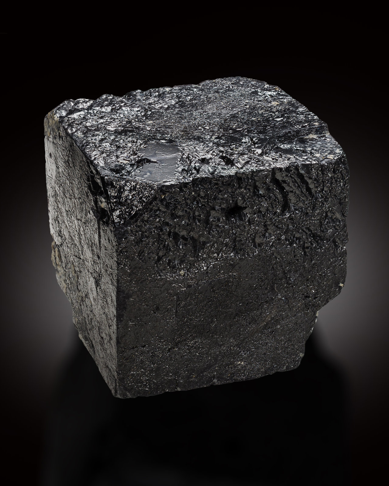 Thorianite with Mica
2,5	x	2,0	x	2,0	cm
(Autor: MIM Museum)