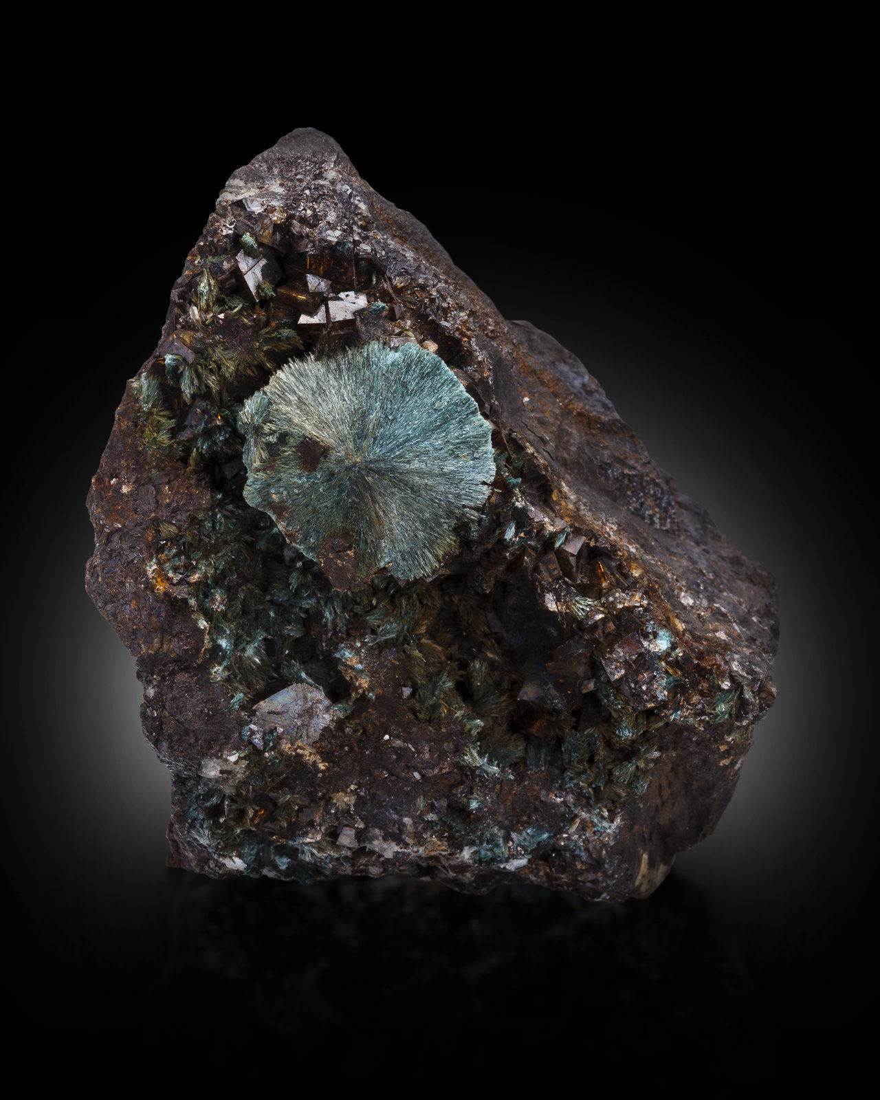 Gormanite on Siderite
5,0	x	5,0	x	3,0	cm
(Autor: MIM Museum)
