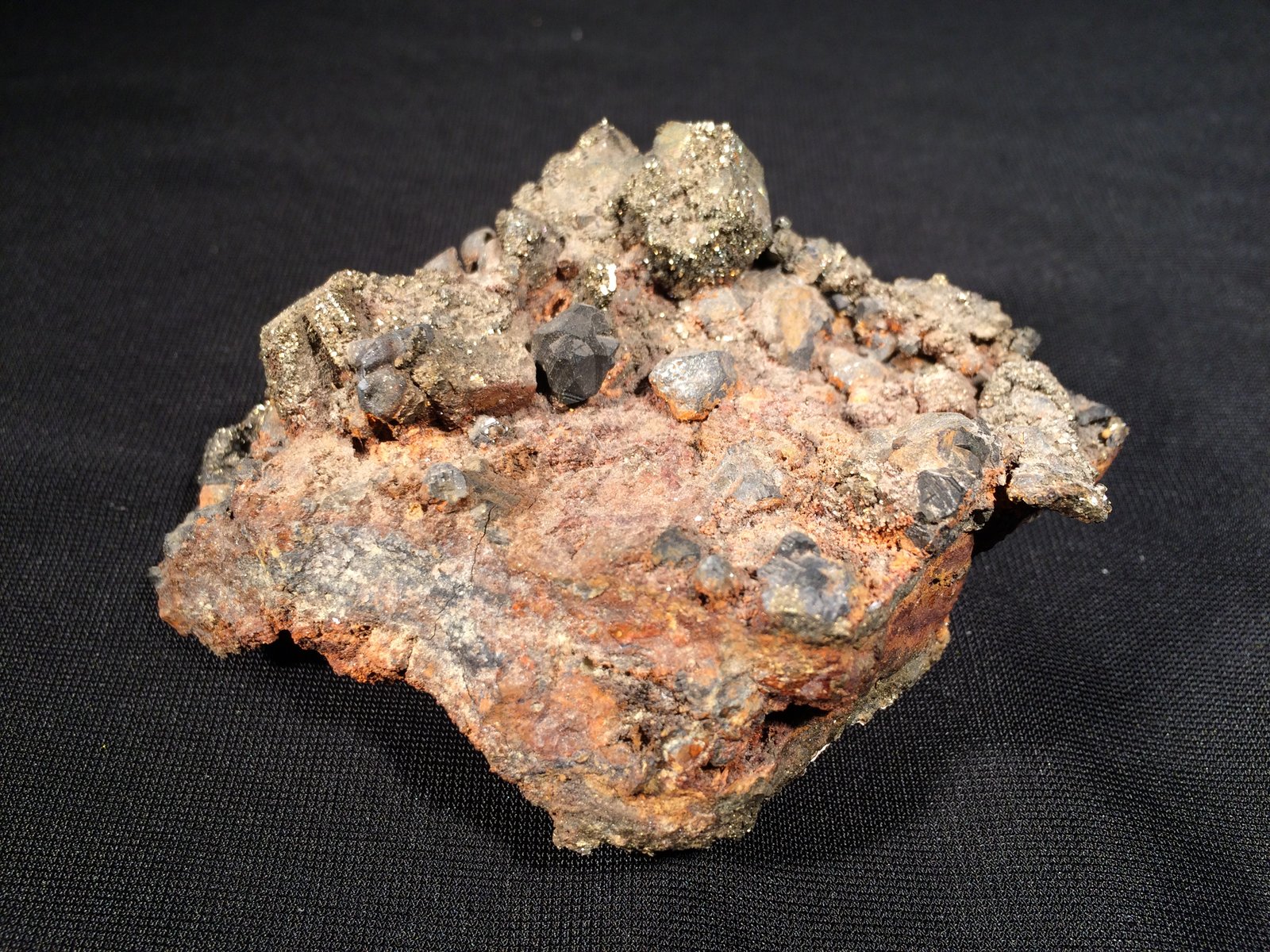 Marcasite, Tetrahedrite, Galena
90 mm x 60 mm x 45 mm
(Autor: Robert Seitz)