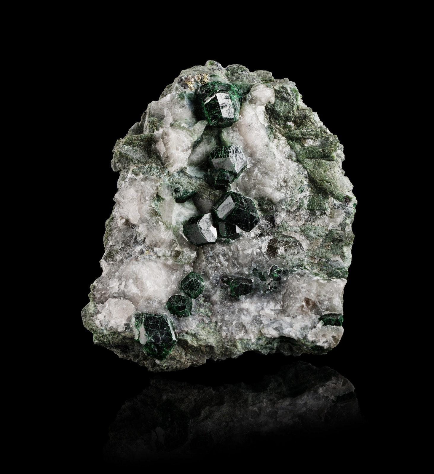 Uvarovite on Quartz
10,0	x	4,5	x	12,5	cm
(Autor: MIM Museum)