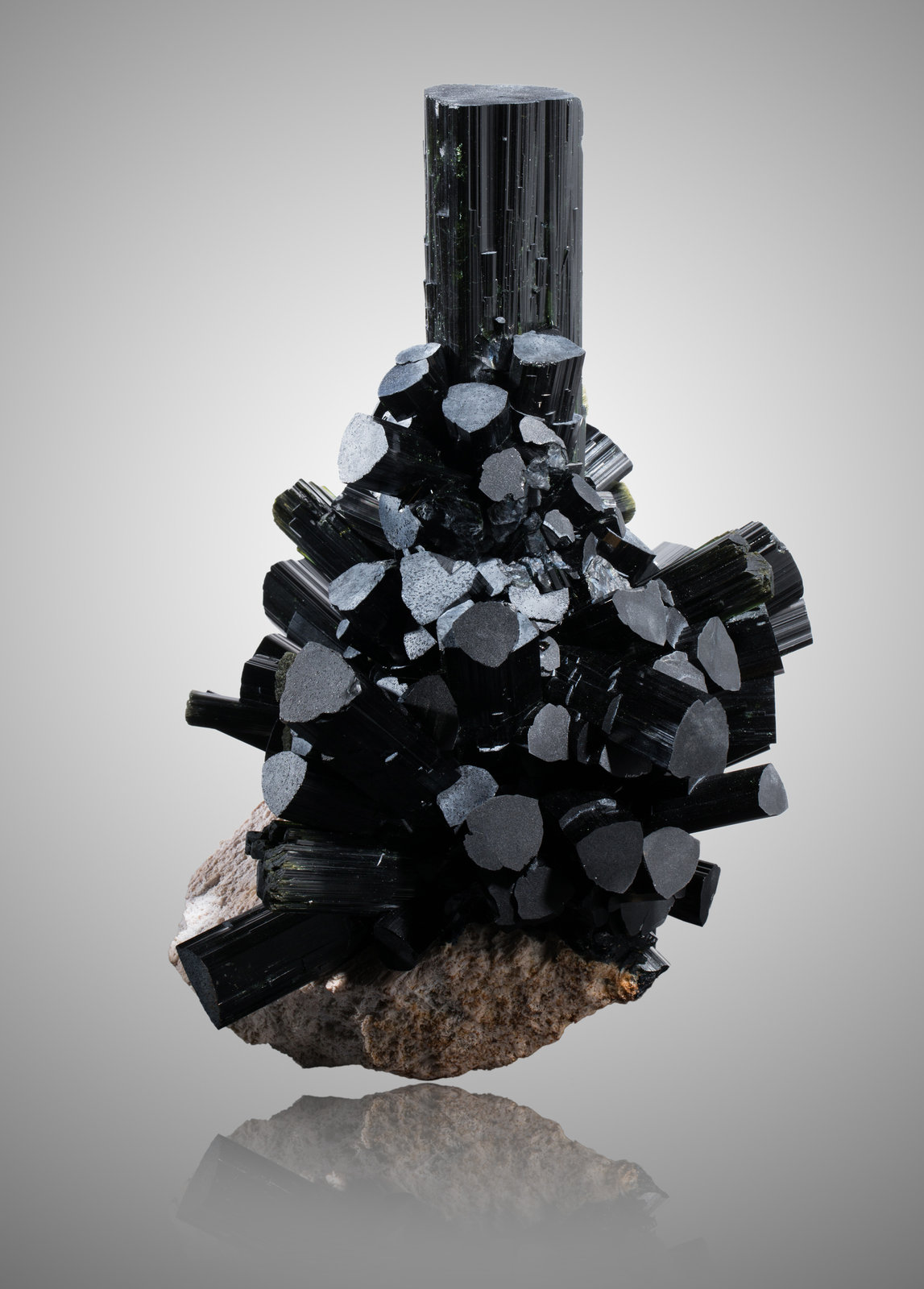 Elbaite on Orthoclase
25,0	x	28,0	x	35,0	cm
(Autor: MIM Museum)