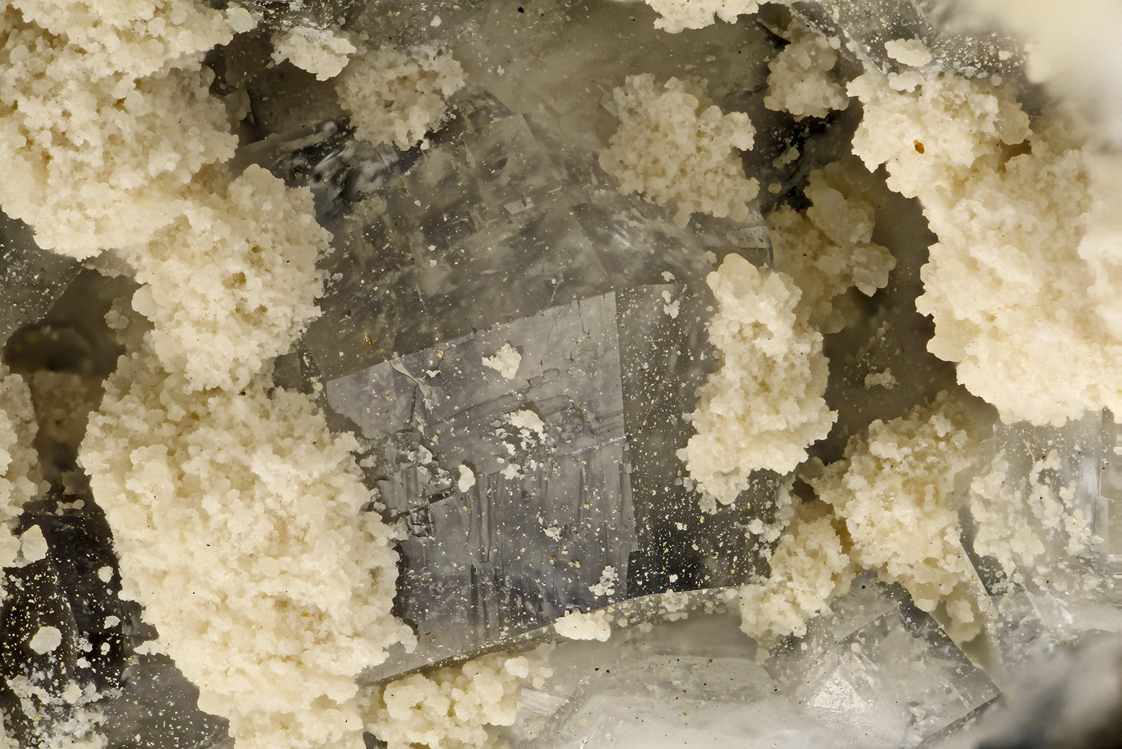 Phillipsite
FOV = 4.0 mm
(Autor: Doug)