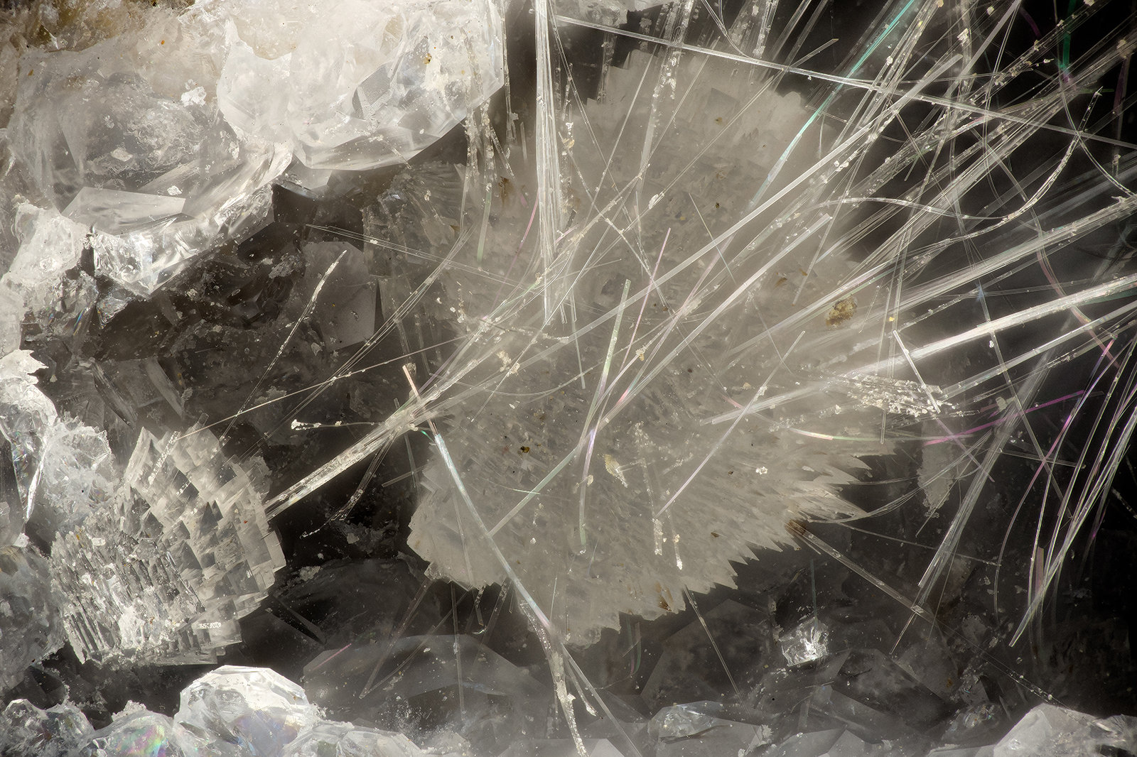 'Thomsonite', Mesolite
FOV = 4.4 mm
(Autor: Doug)