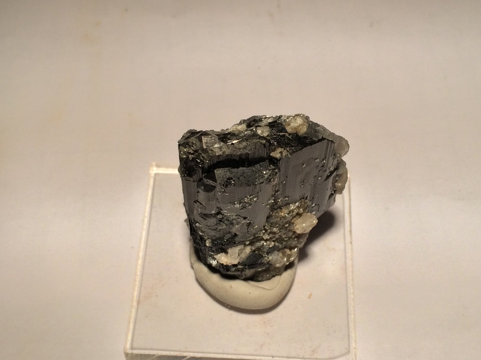 Ferberite, Calcite
55 mm x 35 mm x 17 mm
(Autor: Robert Seitz)