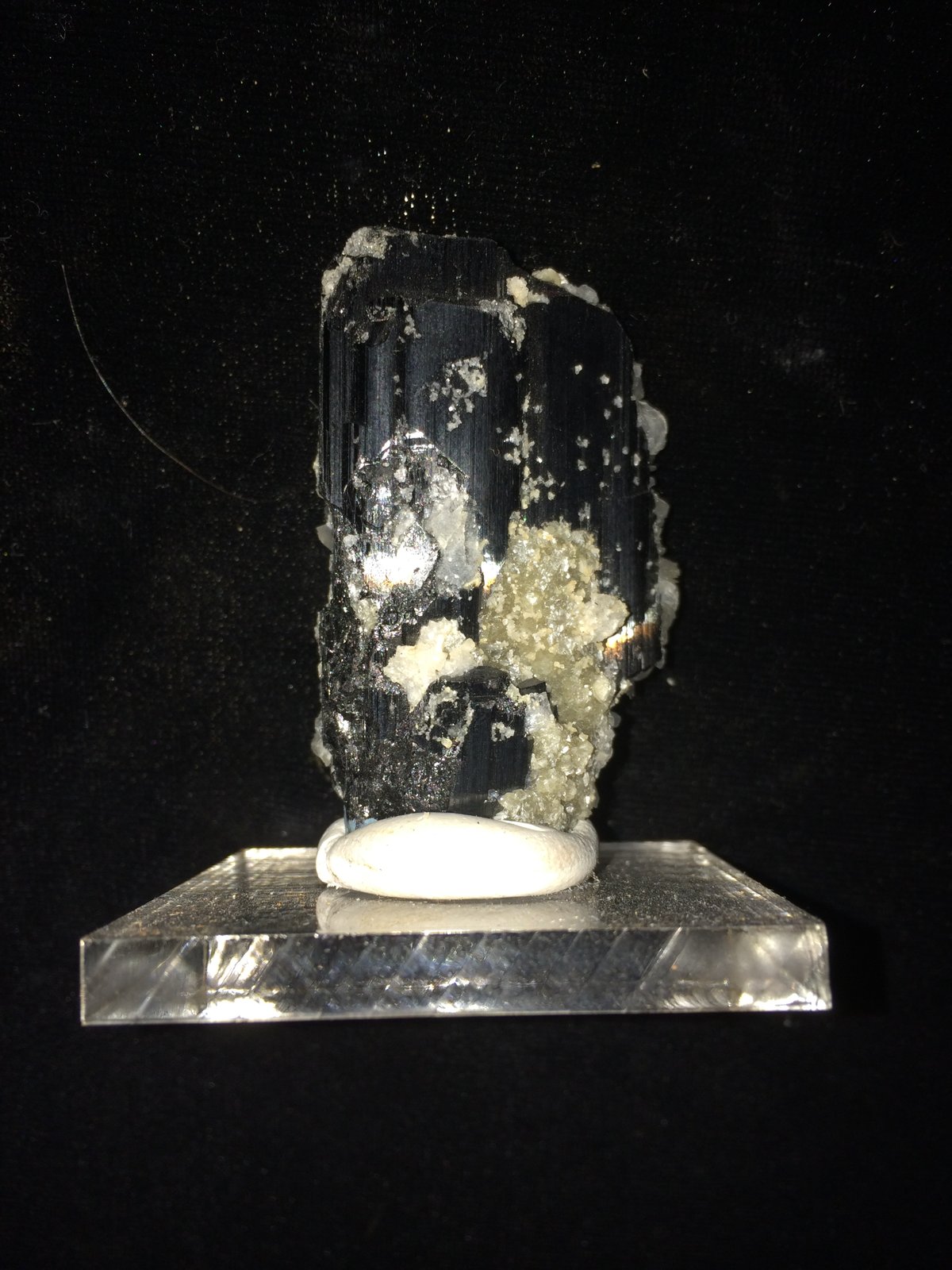 Ferberite, Calcite
55 mm x 35 mm x 17 mm
(Autor: Robert Seitz)
