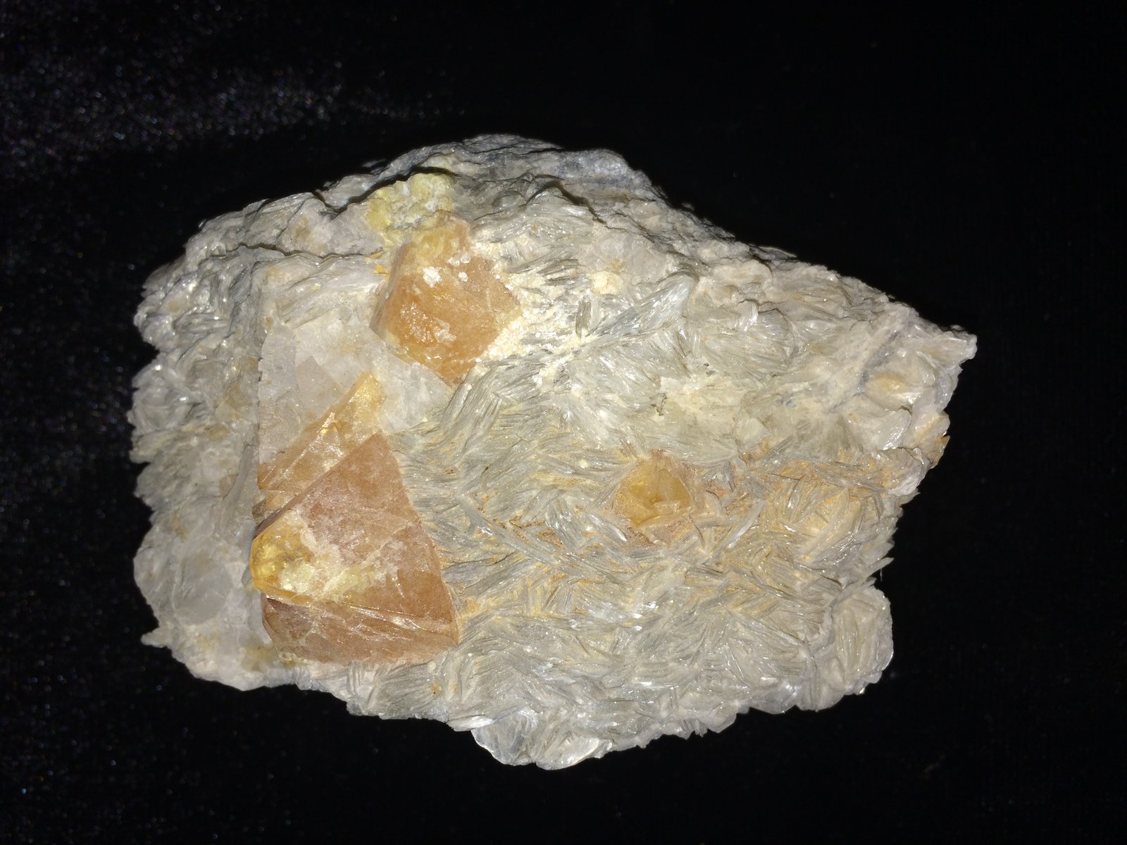 Scheelite, Muscovite
80 mm x 58 mm x 30 mm
(Autor: Robert Seitz)