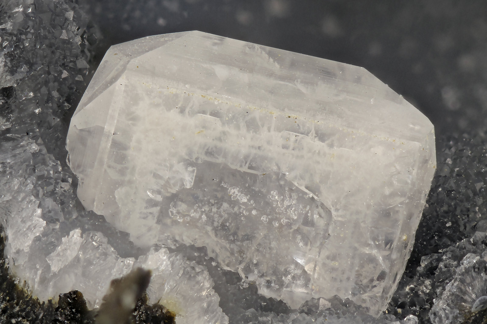 Fluorapophyllite-(K)
FOV = 2.9 mm
(Autor: Doug)