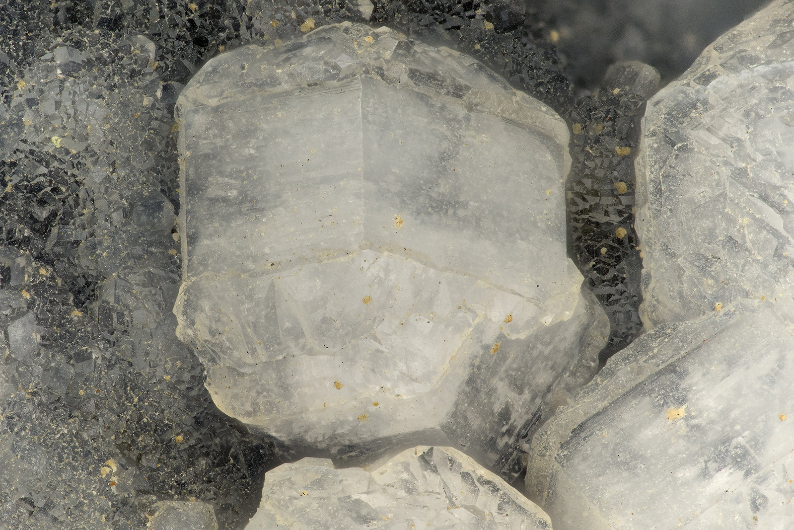Gmelinite, 'Chabazite', Phillipsite
FOV = 3.0 mm
(Autor: Doug)