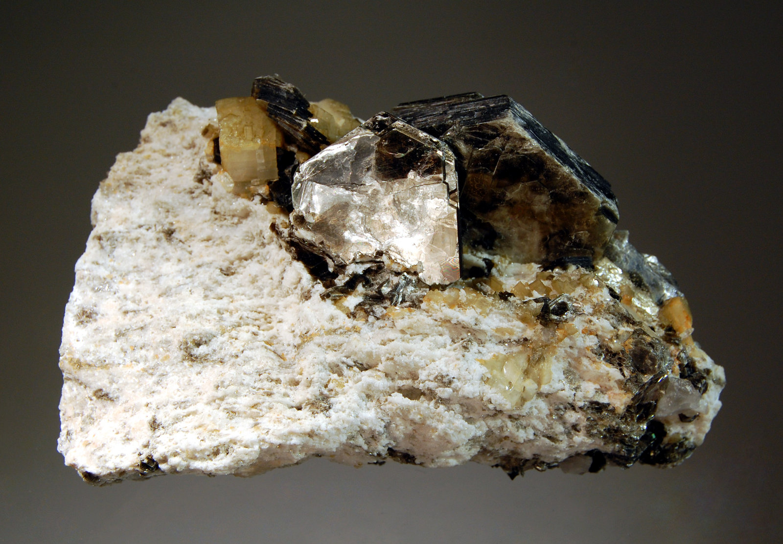 Muscovite
5.0 x 8.2 cm
(Autor: Michael Shaw)