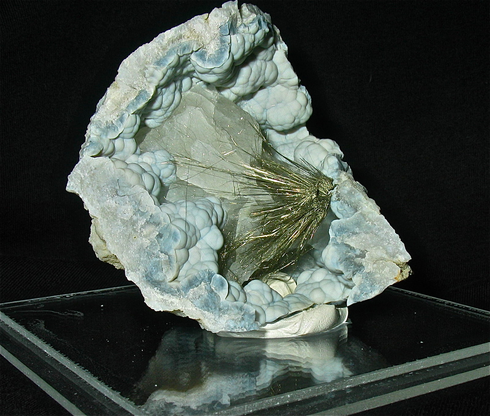 Millerite and Calcite on Quartz (variety chalcedony)
Geode is 7 cm. The millerite spray is 4cm
(Autor: Bob Harman)