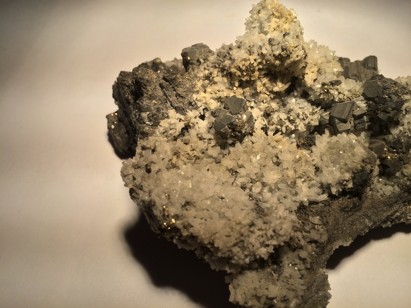 Bournonite, Pyrite, Calcite
134 mm x 97 mm x 60 mm
(Autor: Robert Seitz)