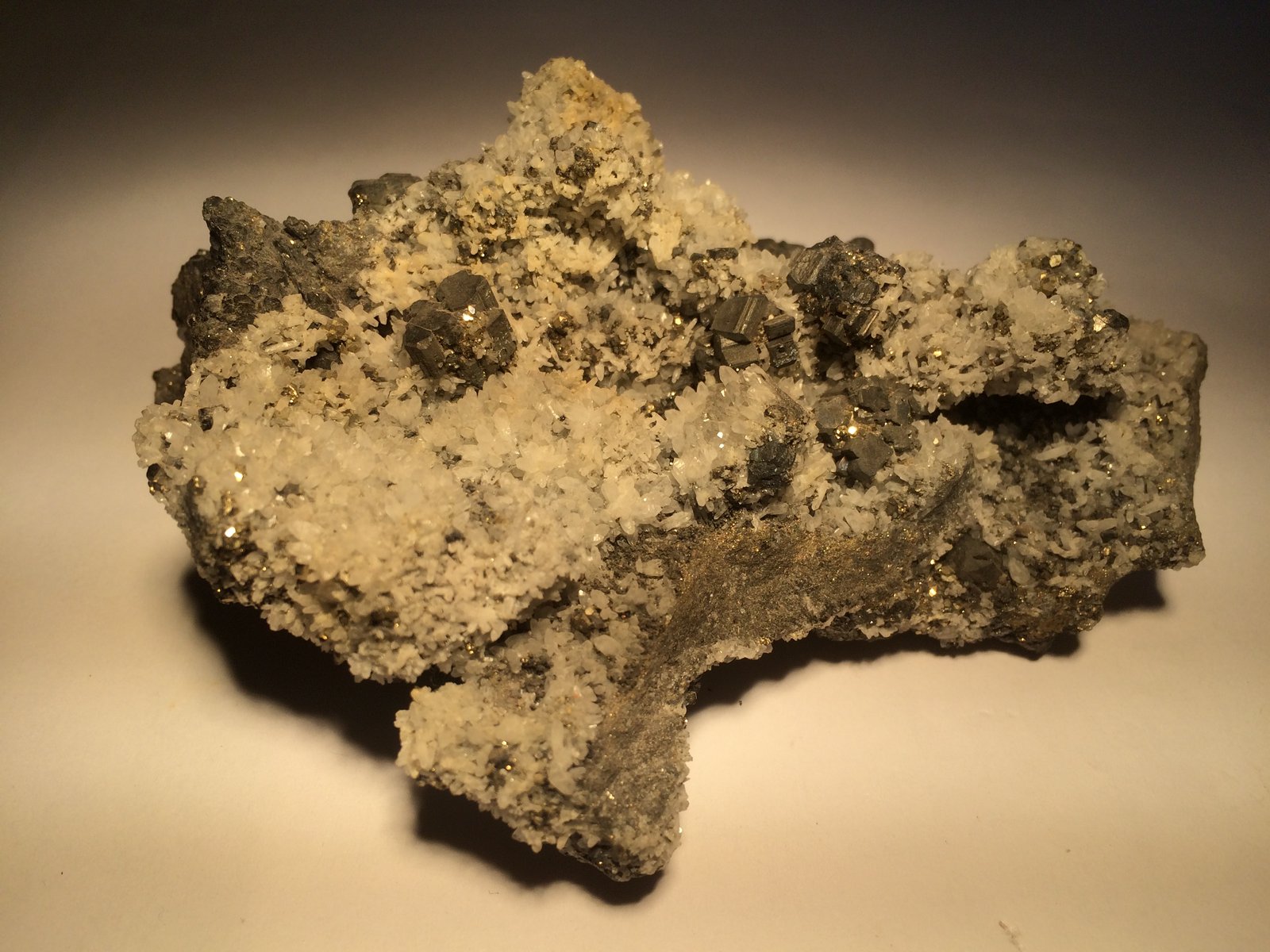 Bournonite, Pyrite, Calcite
134 mm x 97 mm x 60 mm
(Autor: Robert Seitz)