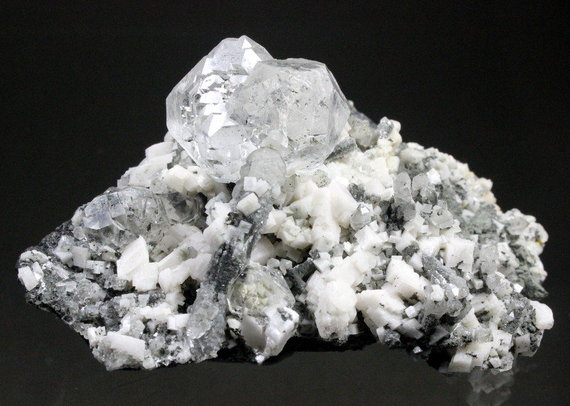Fluorite, Quartz, Dolomite
8 x 10 x 5.5 cm
(Autor: Don Lum)