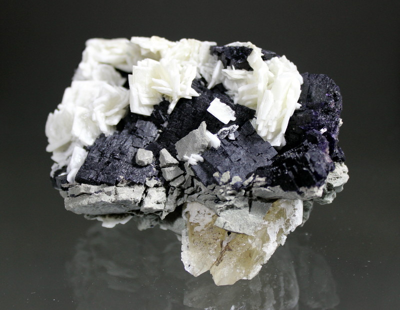 Barite, Fluorite, Calcite
10 x 8 x 5 cm
(Autor: Don Lum)