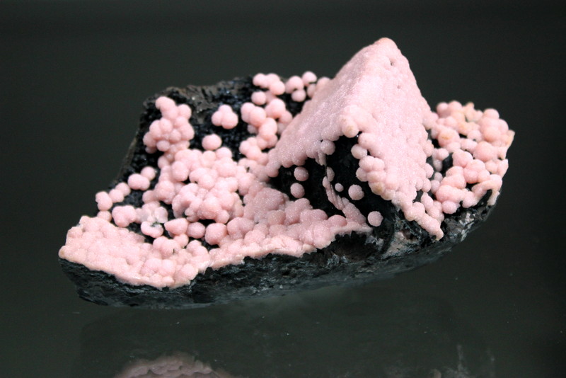 Rhodochrosite, Goethite
11.0 x 5.3 x 5.0 cm
(Autor: Don Lum)
