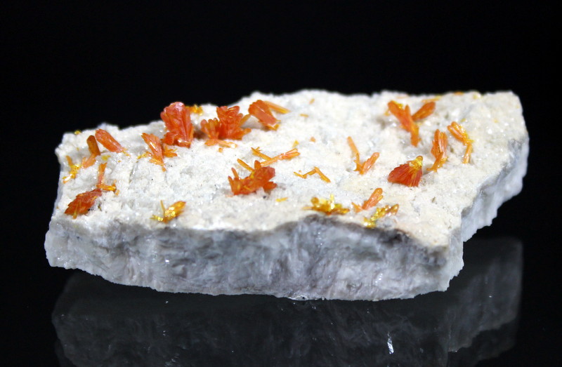 Orpiment
7 x 3.7 cm
(Autor: Don Lum)