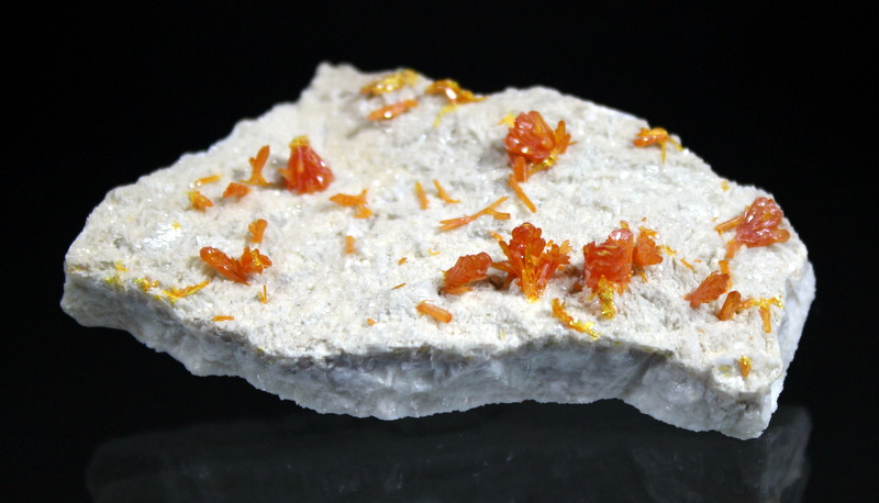 Orpiment
7 x 3.7 cm
(Autor: Don Lum)