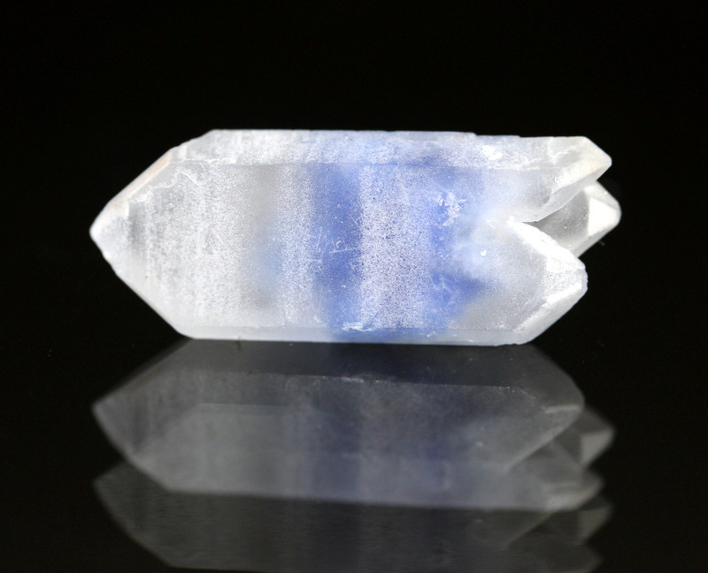 Dumortierite, Quartz
2.4 x 1.0 cm
(Autor: Don Lum)