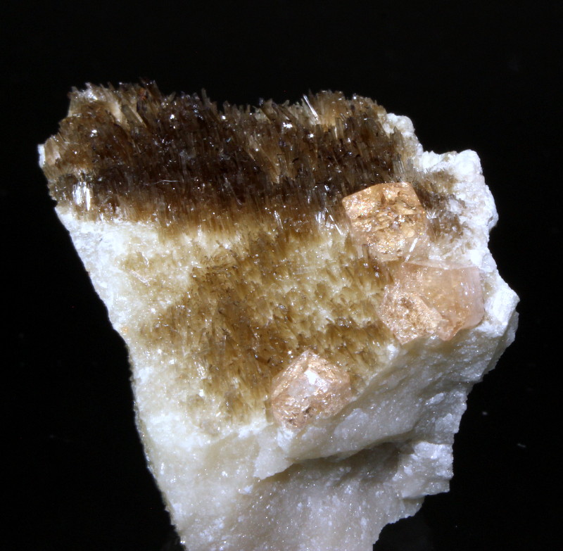 Grossular, Diopside
4.2 x 3.6 cm
(Autor: Don Lum)