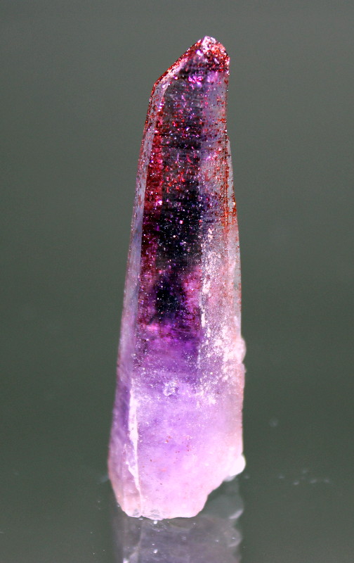 Quartz (variety amethyst) with inclusions of Goethite
6.7 x 2.5 cm
(Autor: Don Lum)