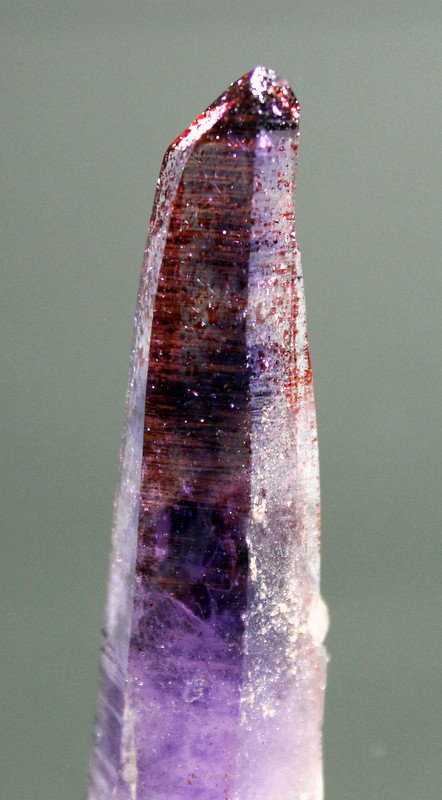 Quartz (variety amethyst) with inclusions of Goethite
6.7 x 2.5 cm
(Autor: Don Lum)