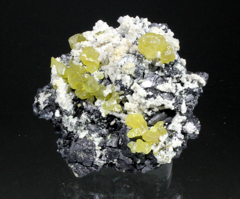 Sphalerite, Magnetite, Dolomite
6.8 x 6.8 x 3.0 cm
(Autor: Don Lum)