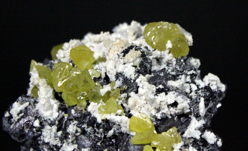 Sphalerite, Magnetite, Dolomite
6.8 x 6.8 x 3.0 cm
(Autor: Don Lum)