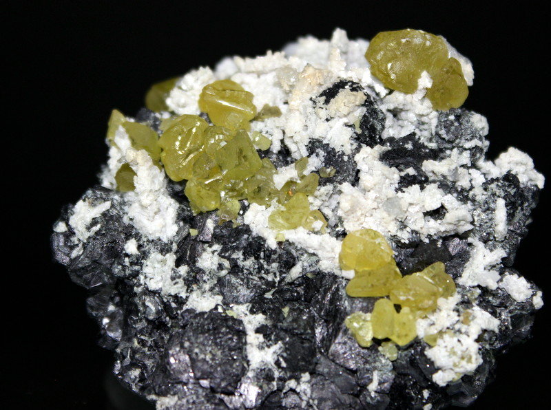 Sphalerite, Magnetite, Dolomite
6.8 x 6.8 x 3.0 cm
(Autor: Don Lum)