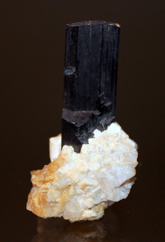 Riebeckite
6.2 x 3.5 x 1.4 cm
(Autor: Don Lum)