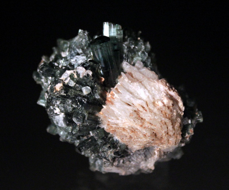 Tourmaline, Cleavelandite
5 x 4 cm
(Autor: Don Lum)
