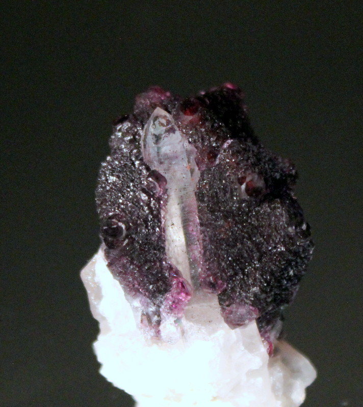 Fluorite, Quartz, Calcite
3.7 x 2.3 x 2.1 cm
(Autor: Don Lum)