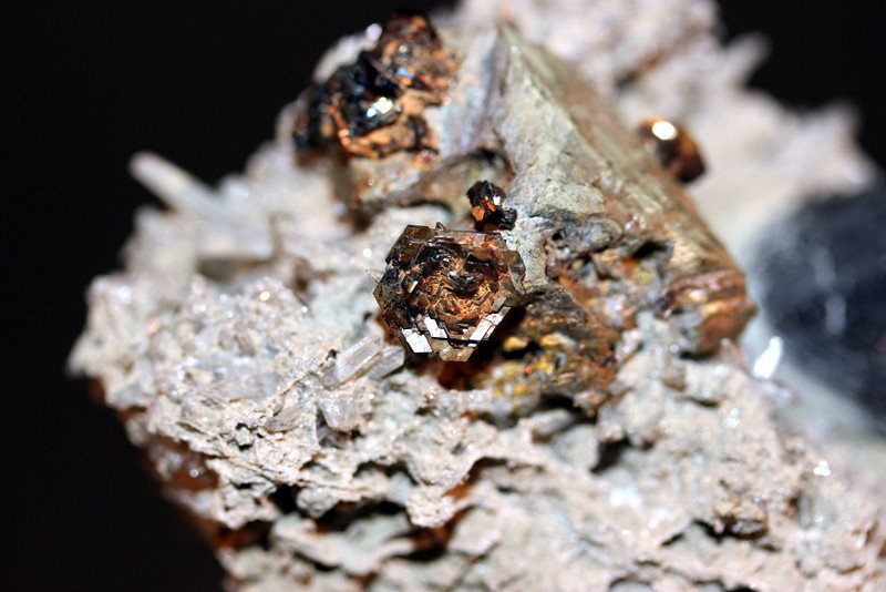 Sphalerite, Chalcopyrite, Tetrahedrite, Quartz
7.0 x 6.6 cm
(Autor: Don Lum)