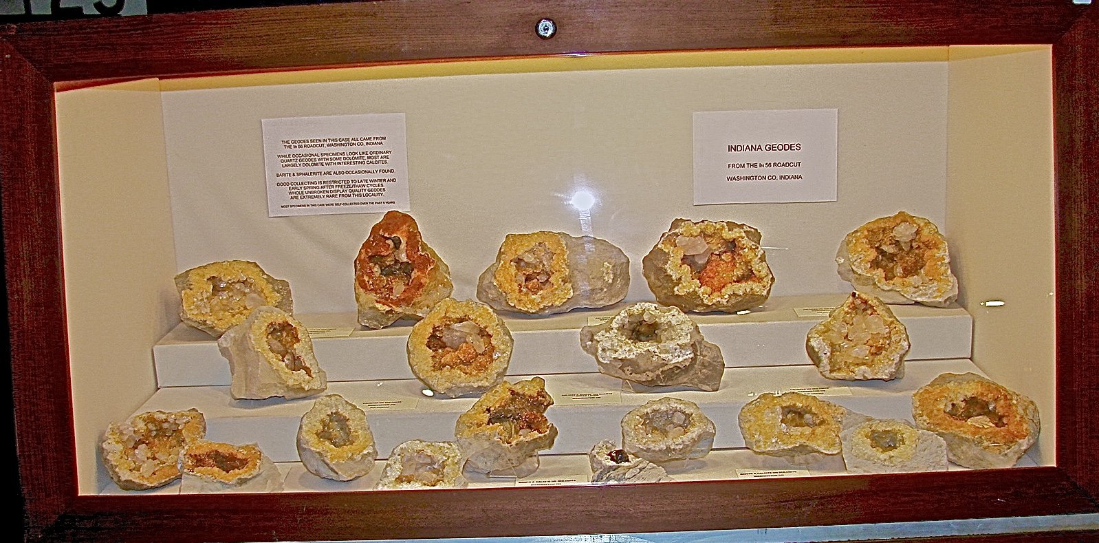 Calcite on Dolomite. Sphalerite and Barite
Variously sized geodes
(Autor: Bob Harman)