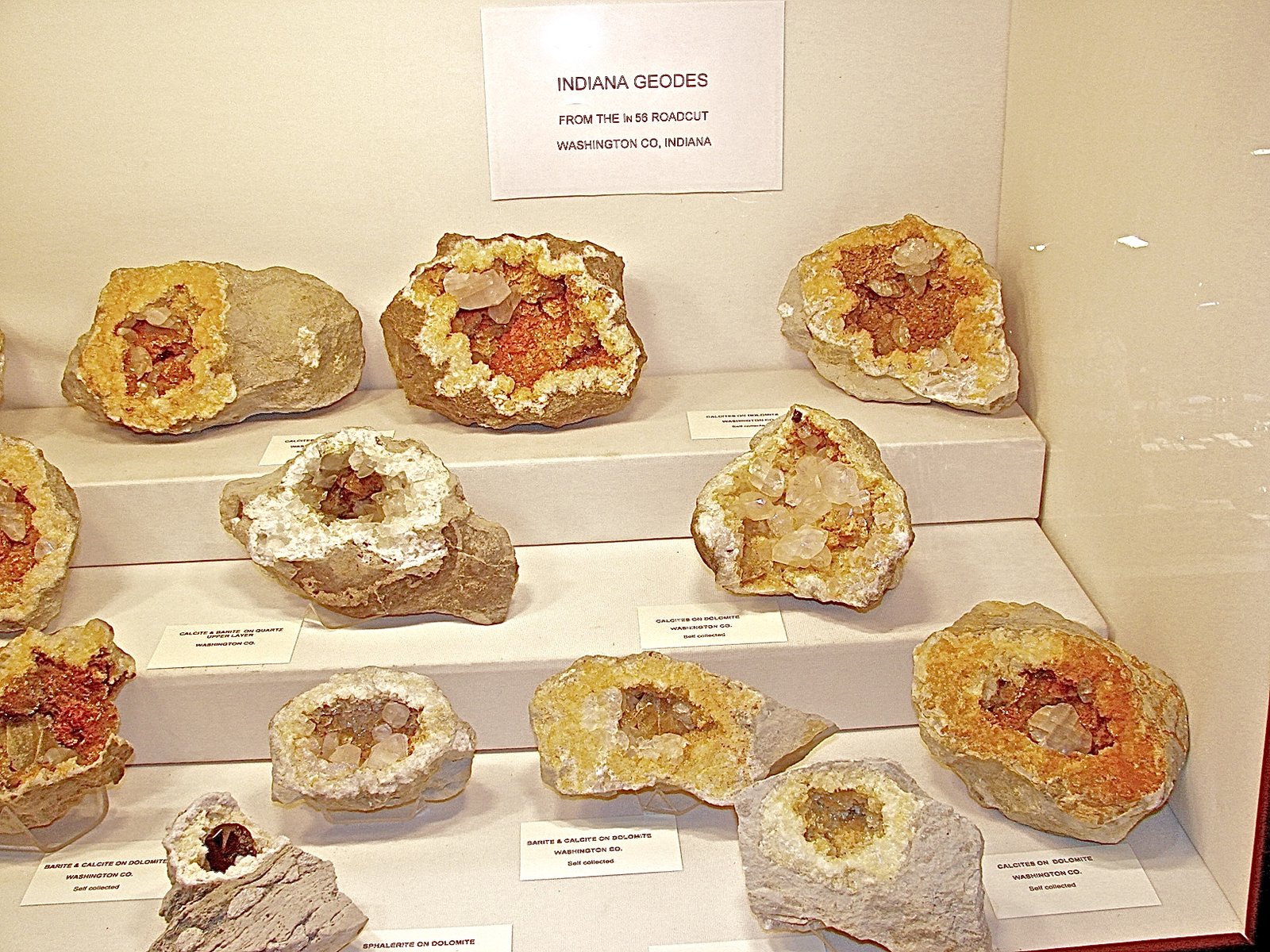 Calcite on Dolomite. Sphalerite and Barite
variously sized geodes
(Autor: Bob Harman)