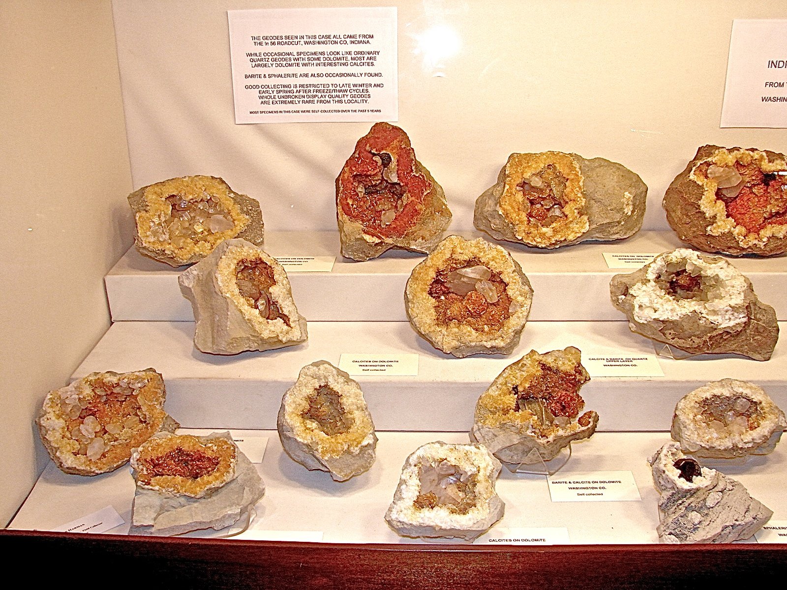 Calcite on Dolomite. Sphalerite and Barite
variously sized geodes
(Autor: Bob Harman)