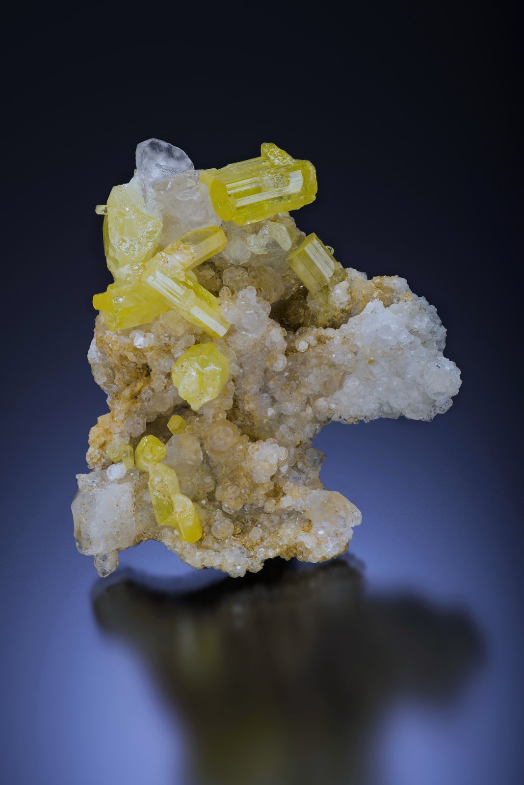 Vanadinite (variety arsenatian)
4.7 x 4.1 cm
(Autor: Philip Simmons)