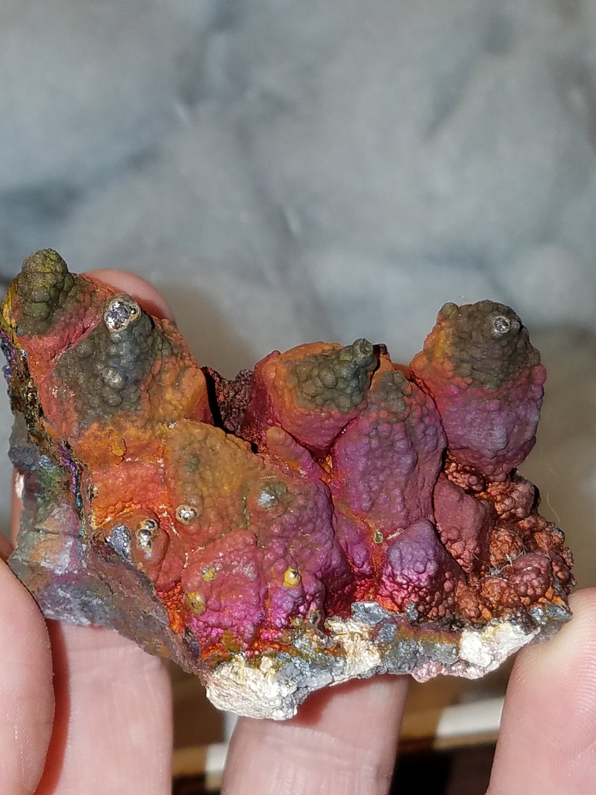 Goethite (variety turgite)
6.9 cms x 4.2 cms x 4.5 cms
(Autor: kushmeja)