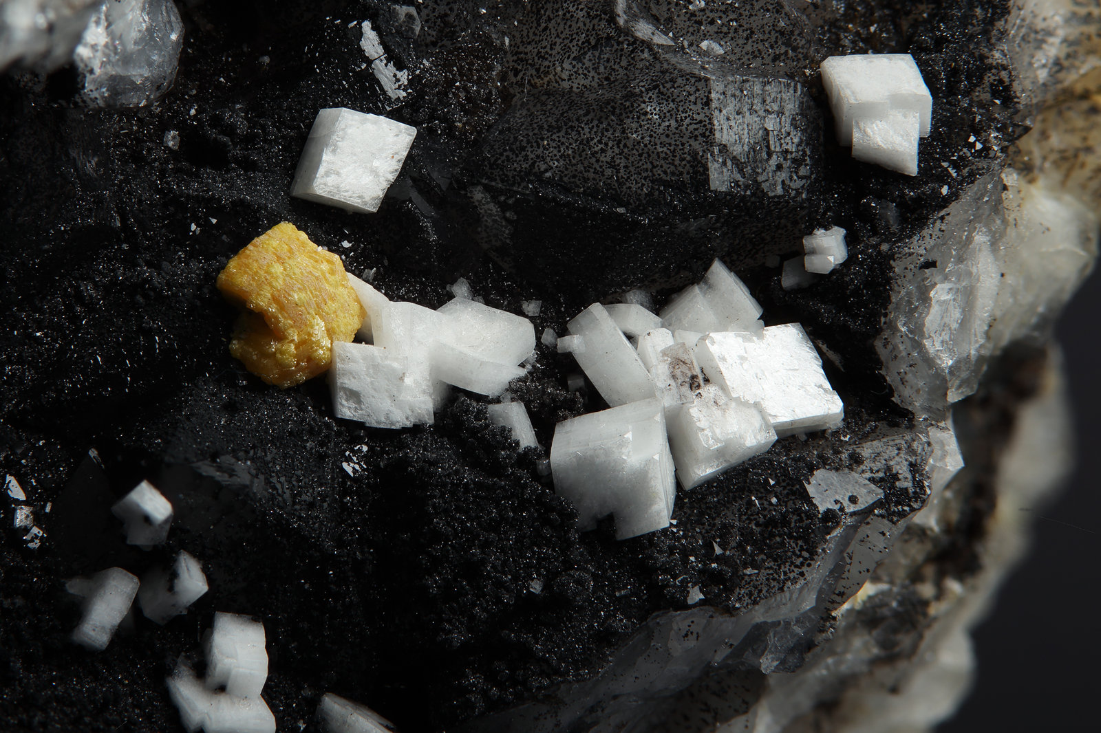 Baryte & mimetite
field of view 20 mm
(Autor: Andy Lawton)