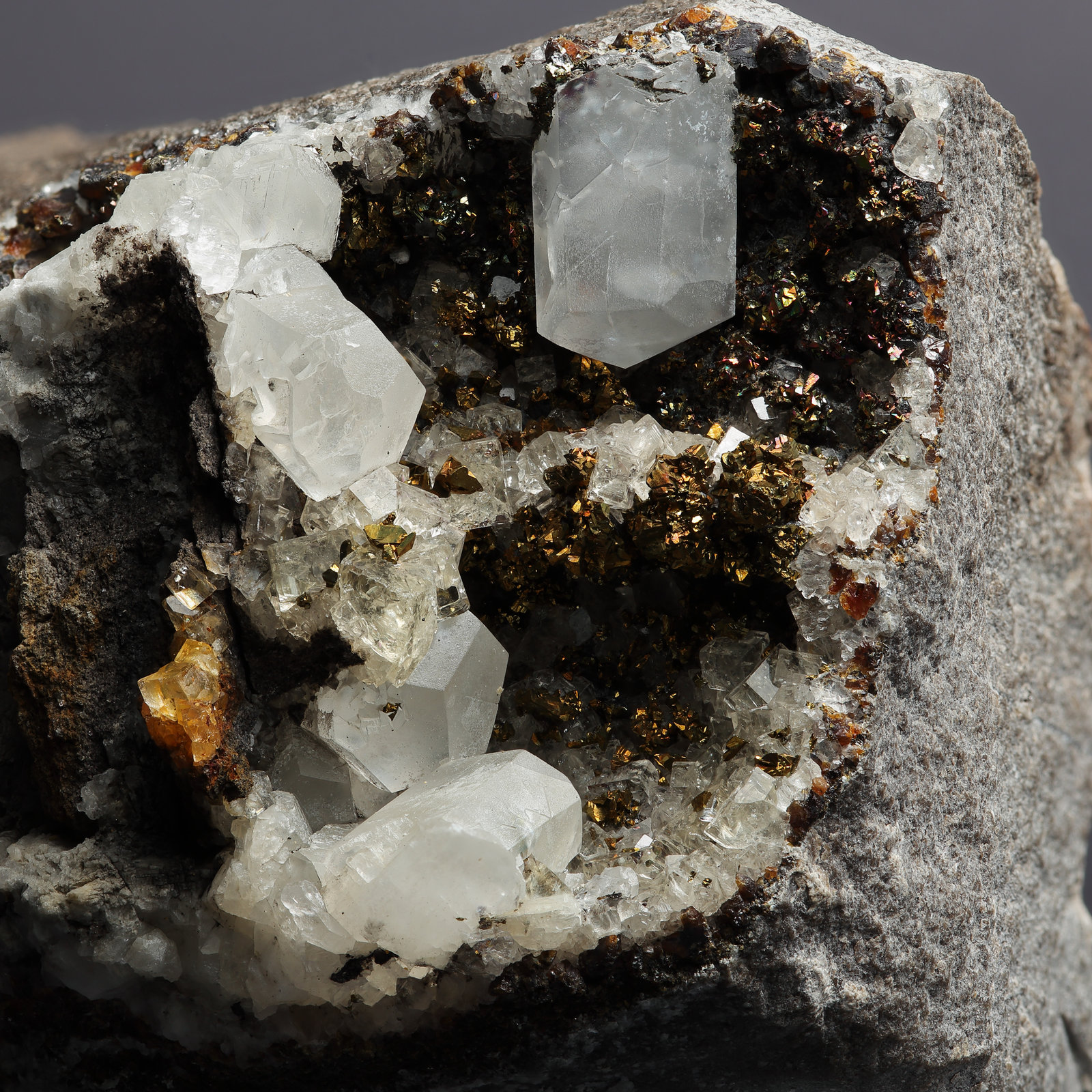 Calcite, Sphalerite, Chalcopyrite and Fluorite
Field of view ~ 35 mm
(Autor: Andy Lawton)