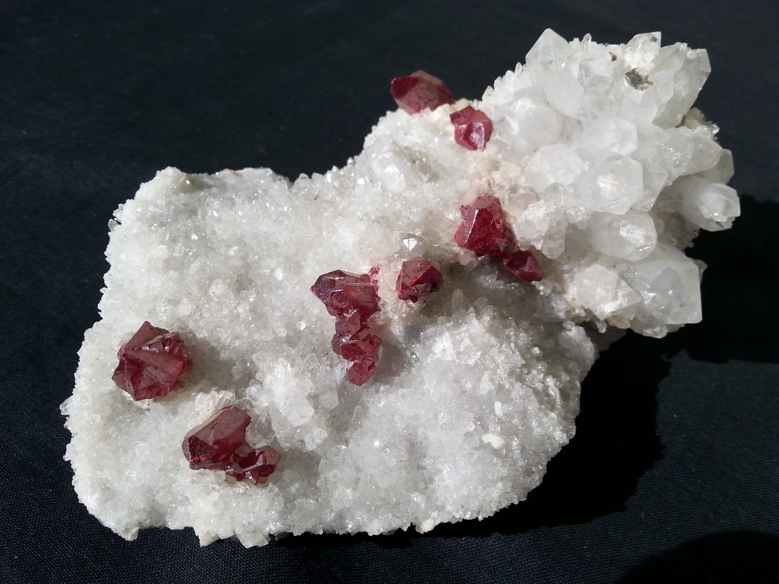 Cinnabar on Quartz, Dolomite
13 x 9 cm, crystal size up to 15 mm
(Autor: Volkmar Stingl)