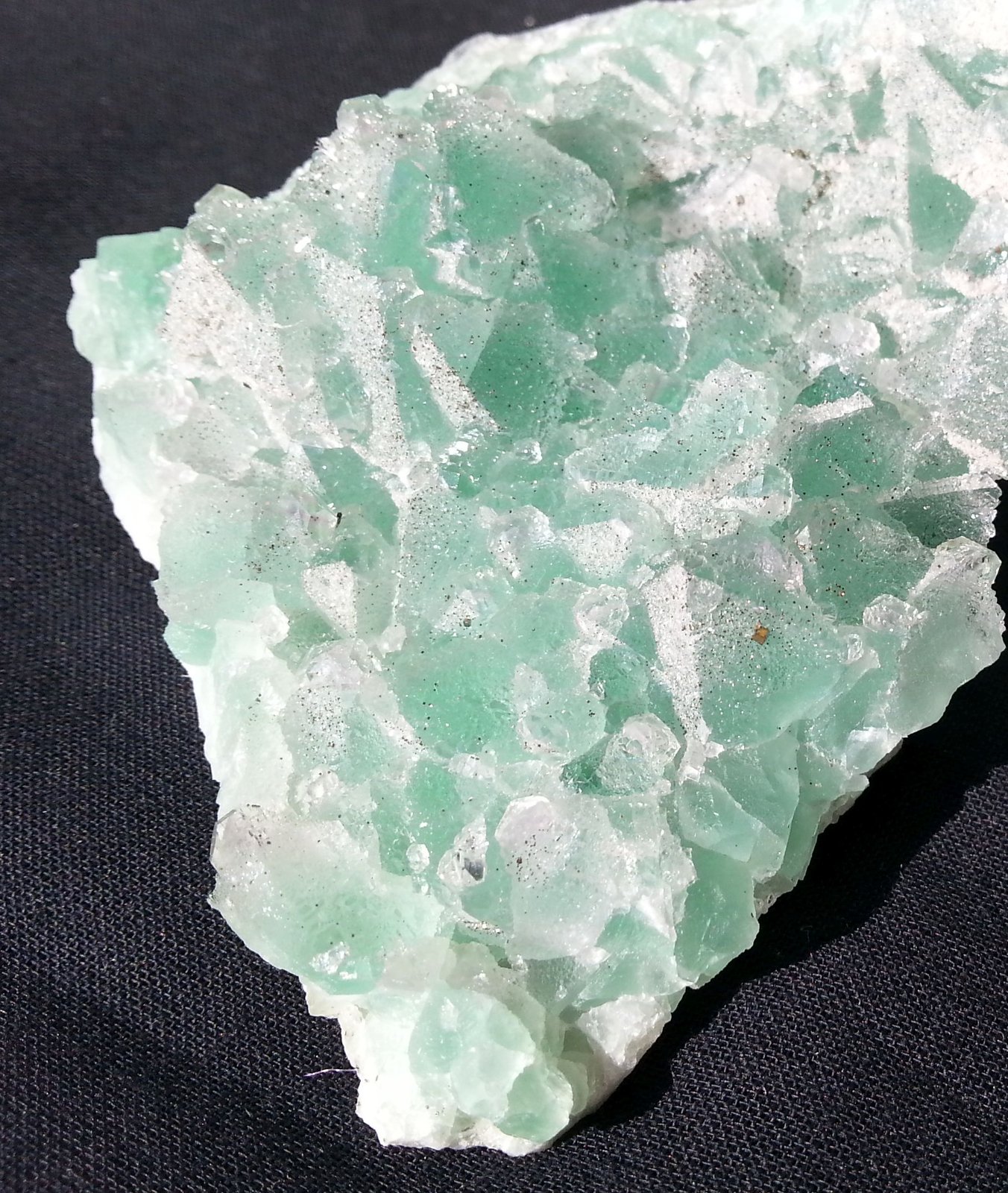 Fluorite with Quartz and Pyrite
9 x 7 cm
(Autor: Volkmar Stingl)