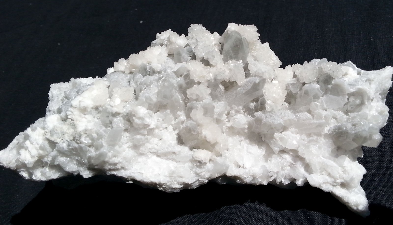 Calcite on Quartz variety smoky
11 x 6 cm
(Autor: Volkmar Stingl)