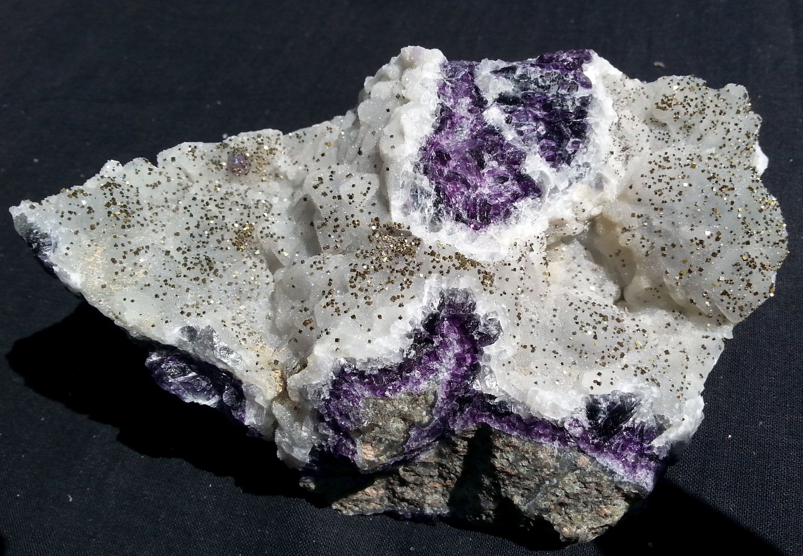 Pyrite and Quartz on Fluorite
14 x 9 cm
(Autor: Volkmar Stingl)
