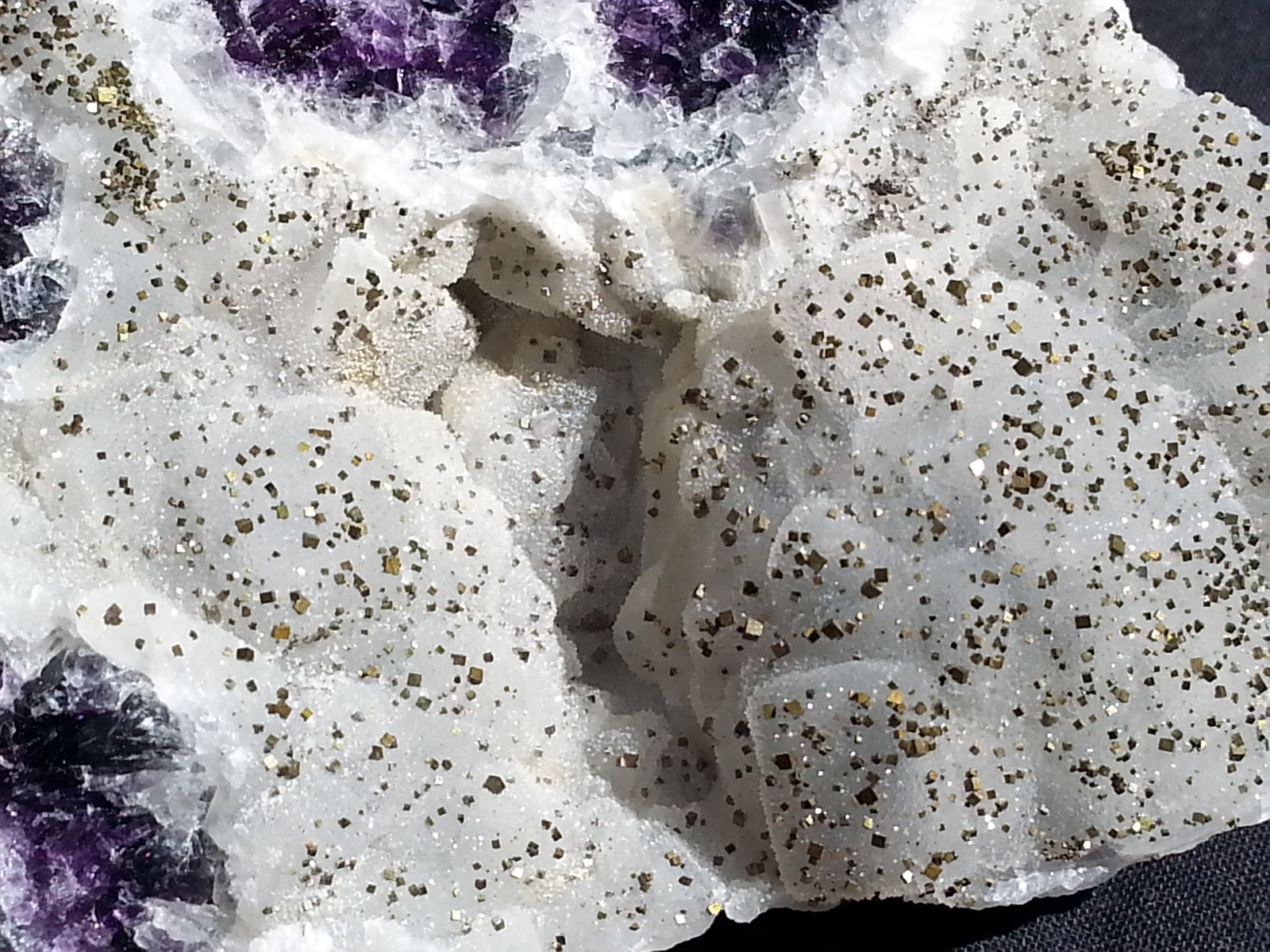 Pyrite and Quartz on Fluorite
14 x 9 cm
(Autor: Volkmar Stingl)