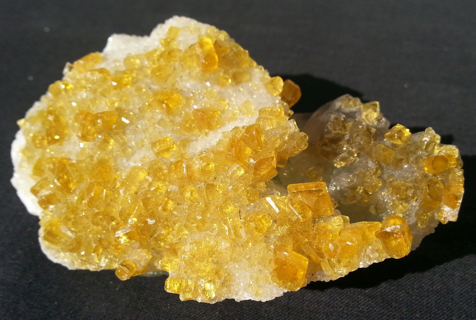 Baryte on Quartz and Fluorite
10 x 6 cm
(Autor: Volkmar Stingl)