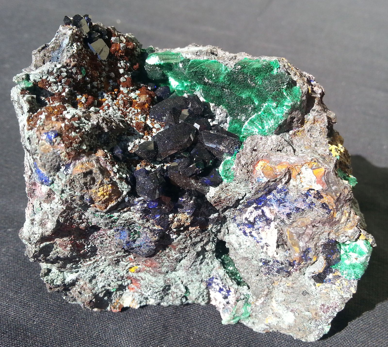 Azurite and Malachite on Cuprite
8 x 5 cm
(Autor: Volkmar Stingl)