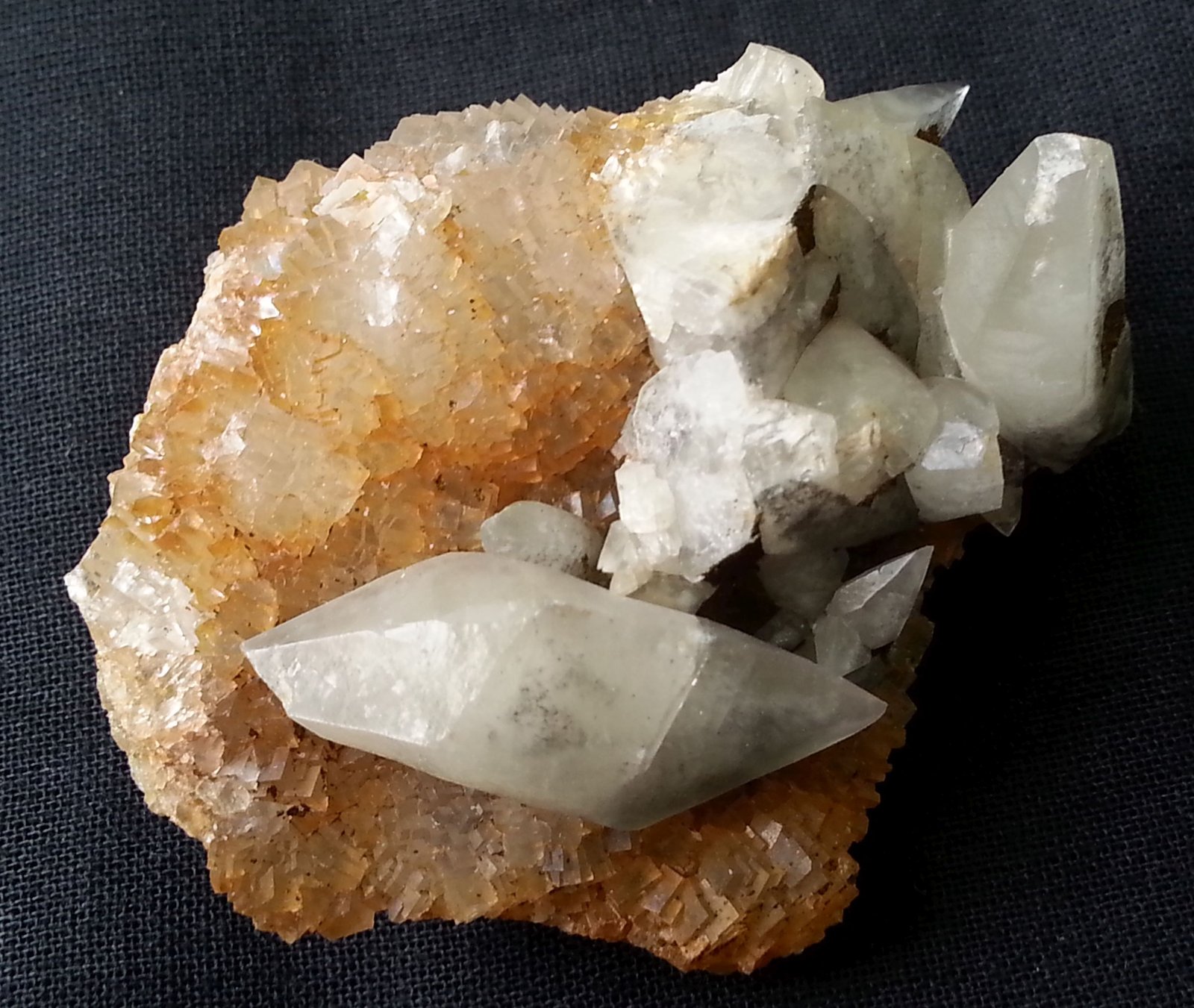 Calcite on Fluorite
5 x 4 cm
(Autor: Volkmar Stingl)