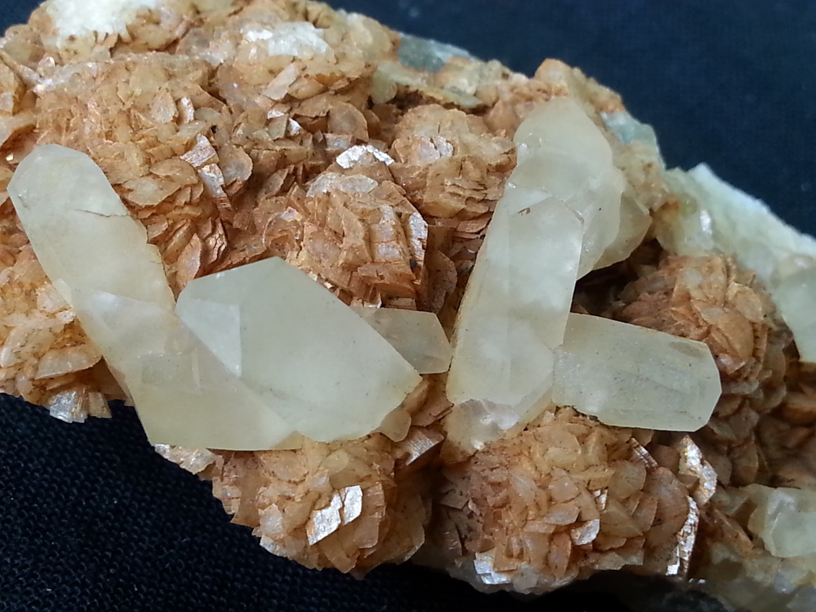 Calcite on Fe-Dolomite on Fluorite
6 x 3 cm
(Autor: Volkmar Stingl)