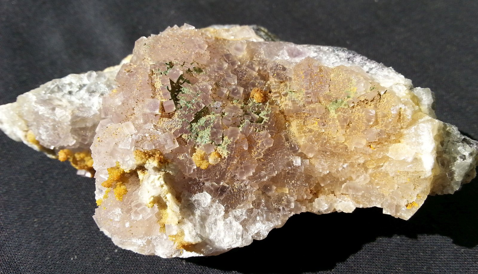 Fluorite, Quartz (variety chalcedony), Malachite
9 x 6 cm
(Autor: Volkmar Stingl)