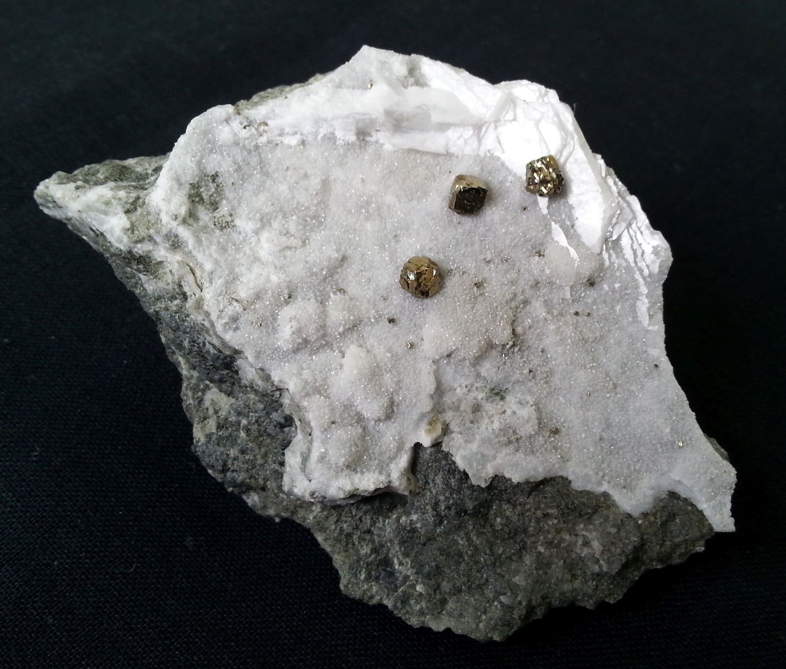 Pyrite on Quartz and Calcite
5,5 x 5 cm
(Autor: Volkmar Stingl)